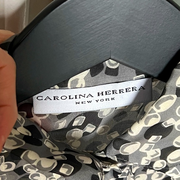 Carolina Herrera Gray and Black Bubble Patterned blouse w/Ruffled Shoulders 2/4 - Picture 5 of 6